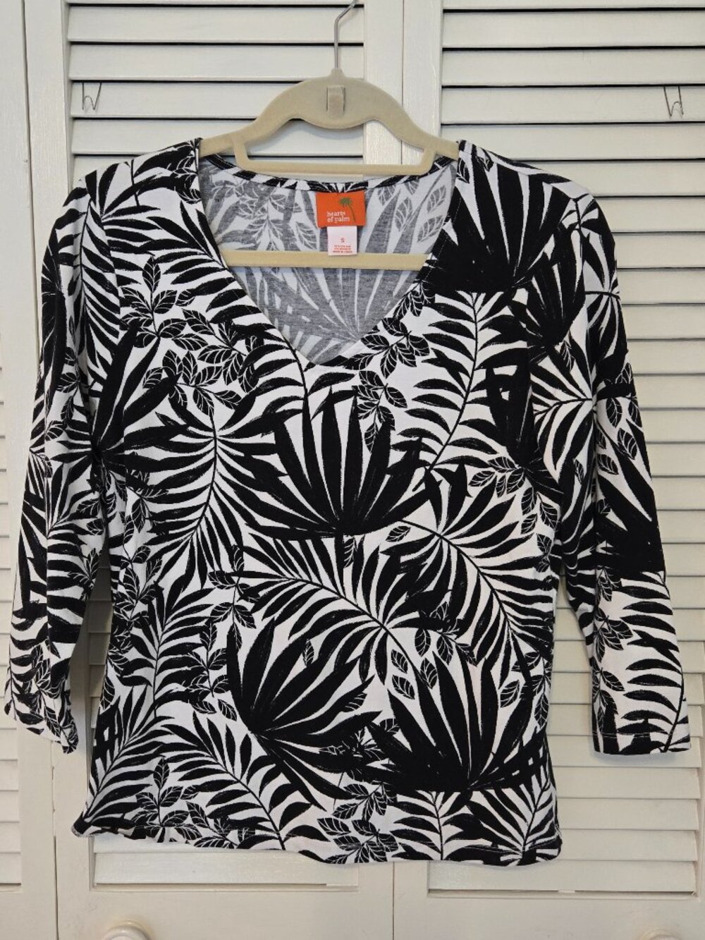 Hearts of Palm 3/4 Sleeved V-Neck Top - Size S